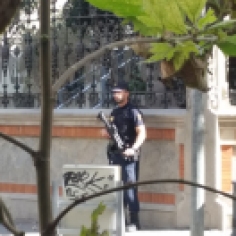 We saw armed policía several times during our stay.